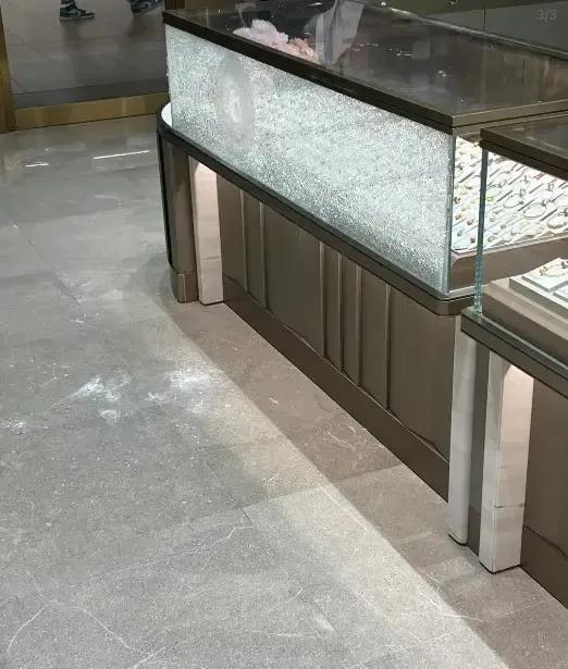 多伦多周大福金店遭劫：保安该拼命还是保命？金店劫案轰动全城-4.jpg