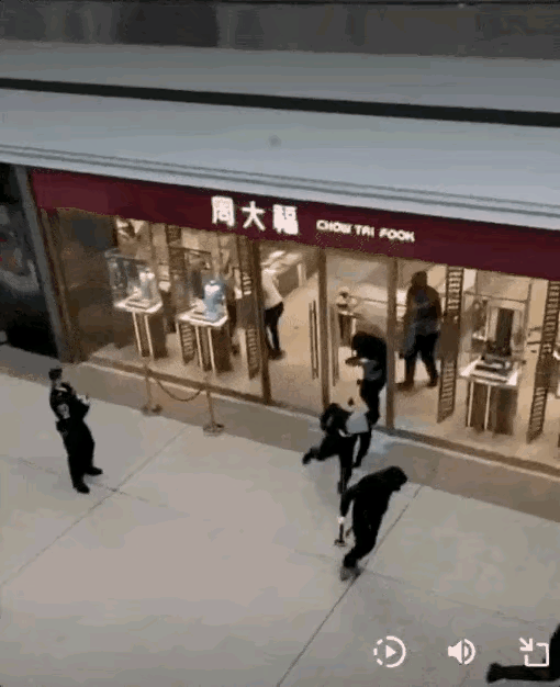 多伦多周大福遭暴力抢劫，保安“袖手旁观”引社会哗然-1.jpg