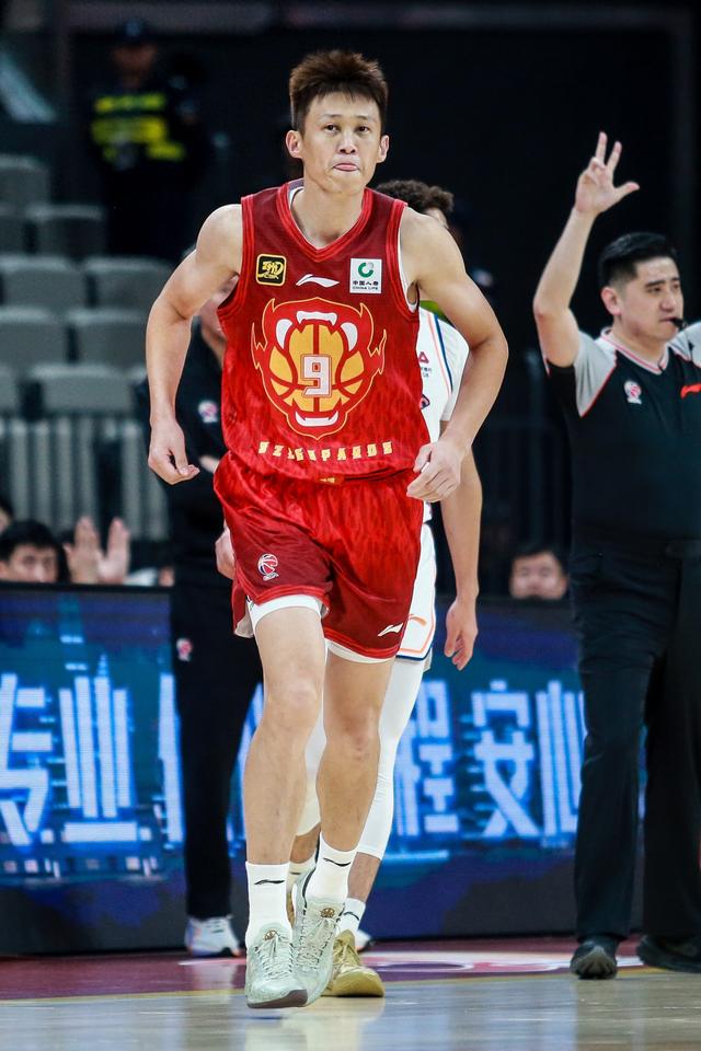 #（体育）篮球——CBA常规赛：上海久事胜深圳马可波罗-1.jpg