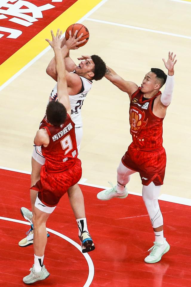 #（体育）篮球——CBA常规赛：上海久事胜深圳马可波罗-4.jpg