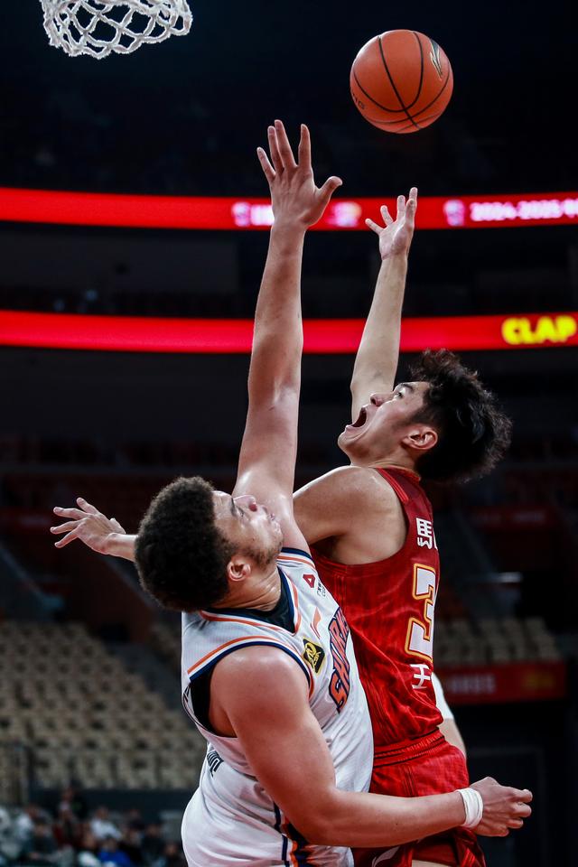 #（体育）篮球——CBA常规赛：上海久事胜深圳马可波罗-6.jpg