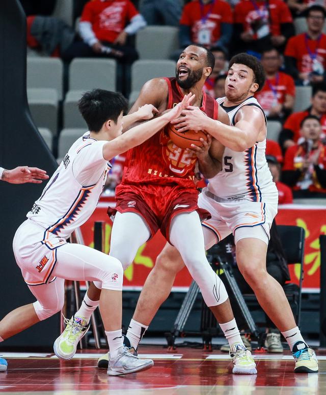 #（体育）篮球——CBA常规赛：上海久事胜深圳马可波罗-11.jpg