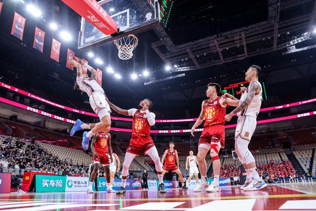 #（体育）篮球——CBA常规赛：上海久事胜深圳马可波罗-8.jpg