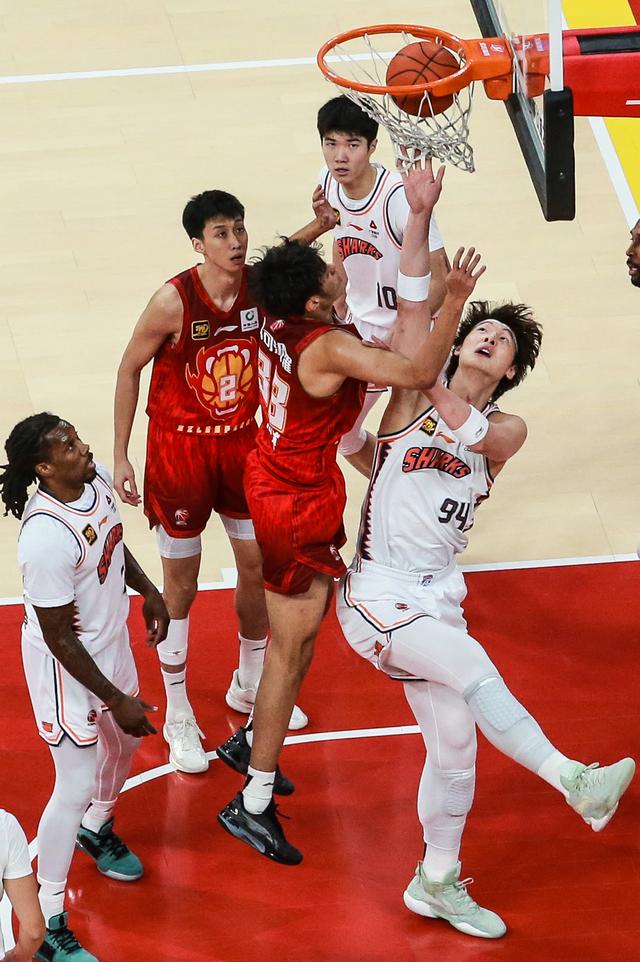 #（体育）篮球——CBA常规赛：上海久事胜深圳马可波罗-9.jpg