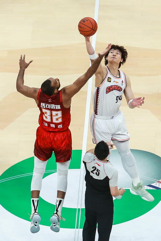 #（体育）篮球——CBA常规赛：上海久事胜深圳马可波罗-15.jpg