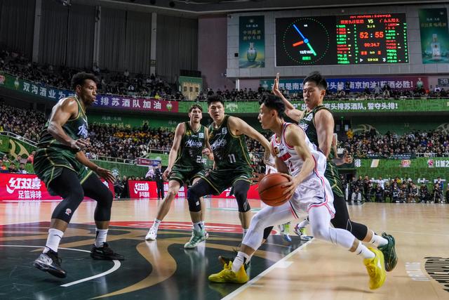 （体育）篮球——CBA常规赛：南京头排苏酒不敌广东东阳光-2.jpg