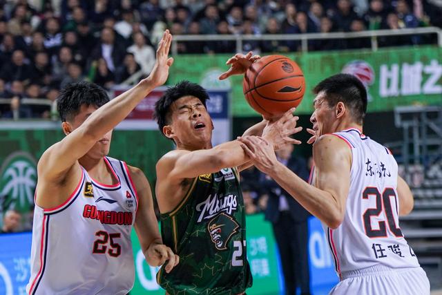 （体育）篮球——CBA常规赛：南京头排苏酒不敌广东东阳光-4.jpg