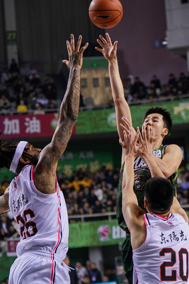 （体育）篮球——CBA常规赛：南京头排苏酒不敌广东东阳光-10.jpg
