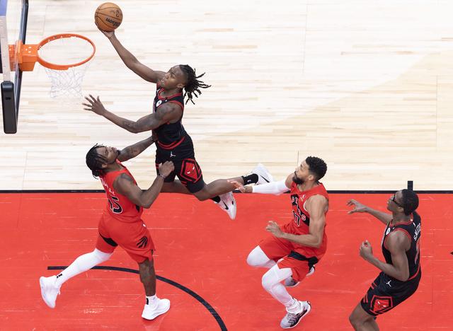 （体育）篮球——NBA常规赛：猛龙不敌公牛-2.jpg
