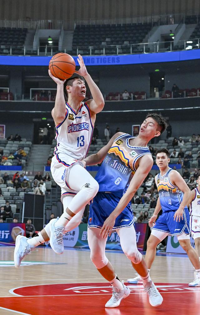 （体育）篮球——CBA常规赛：新疆伊力特胜天津先行者-2.jpg