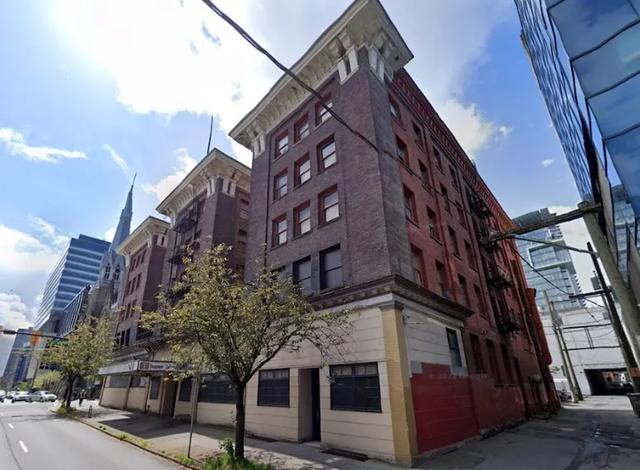 温哥华市中心百年历史建筑硬生生被拖成幽灵危房，业主是开发商-4.jpg
