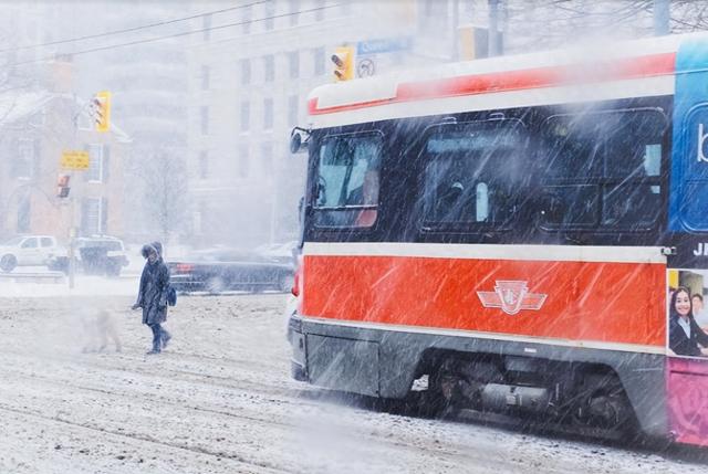 加拿大多伦多和大多伦多地区连夜降雪，早晨通勤交通混乱-1.jpg