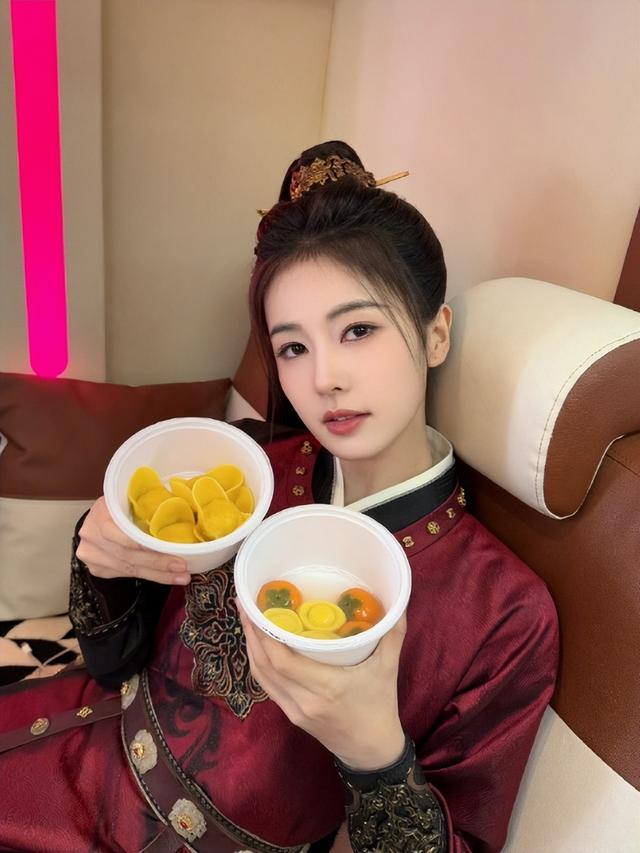 明星集体过冬至！杨幂可爱，白鹿疲惫，王心凌超美，薛之谦包饺子-7.jpg