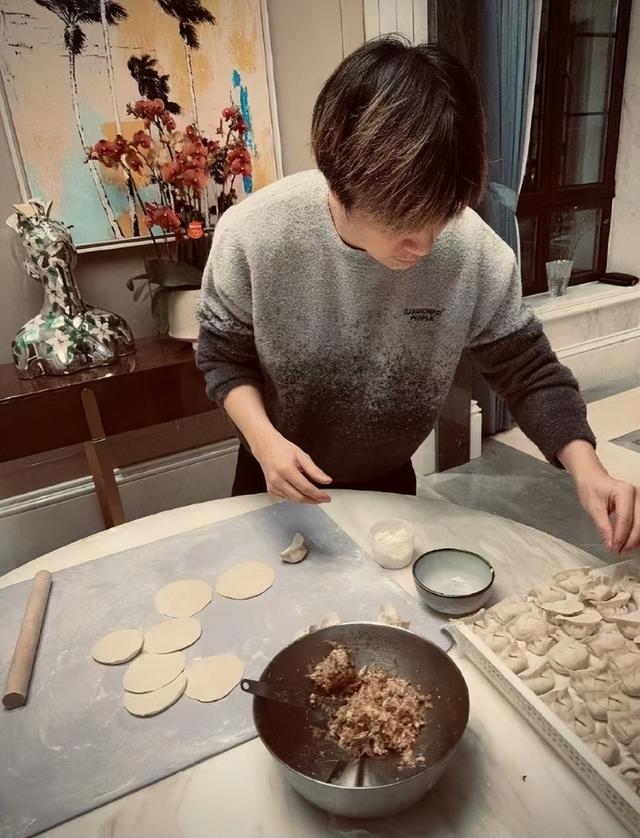 明星集体过冬至！杨幂可爱，白鹿疲惫，王心凌超美，薛之谦包饺子-20.jpg
