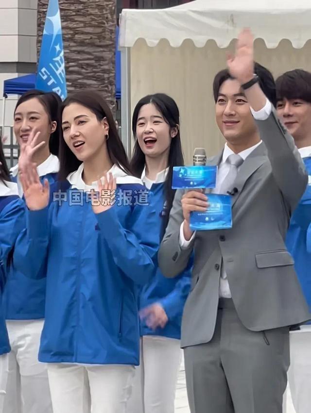 32位明星同框，娜然全场第一美，万鹏第二，张凯丽女儿太出彩了-8.jpg