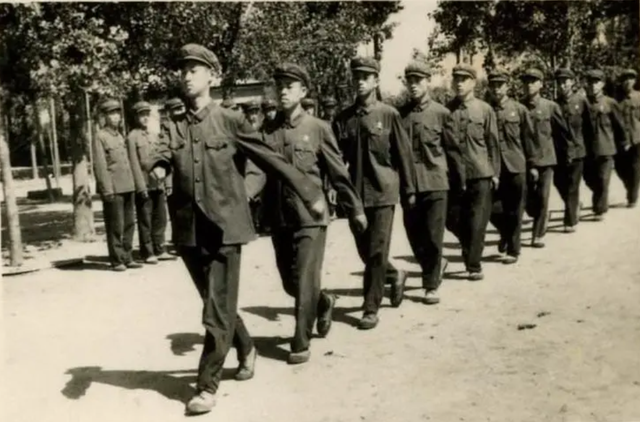 79年战前，新兵说：我不去，我怕打仗。连长让副班长去做思想工作-4.jpg