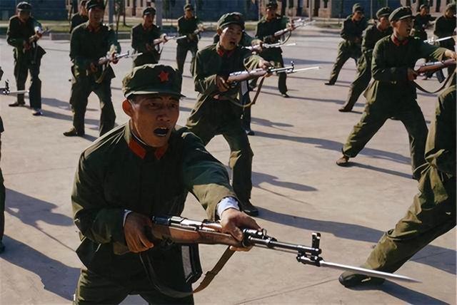 参战老兵回忆79年战前训练：不练拼刺刀，子弹随便打手榴弹可劲扔-1.jpg