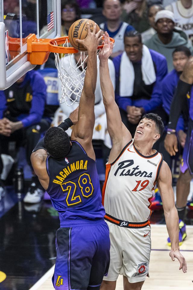 （体育）篮球——NBA常规赛：活塞胜湖人-1.jpg