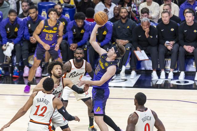 （体育）篮球——NBA常规赛：活塞胜湖人-2.jpg
