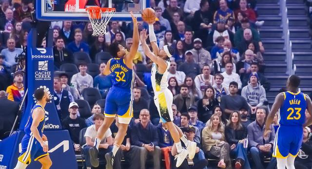 （体育）篮球——NBA常规赛：勇士不敌步行者-2.jpg
