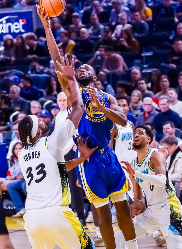 （体育）篮球——NBA常规赛：勇士不敌步行者-4.jpg