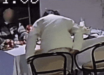 长沙一对情侣吃烛光晚餐，男生低个头的功夫头发瞬间被点燃，女友搞笑灭火-1.jpg
