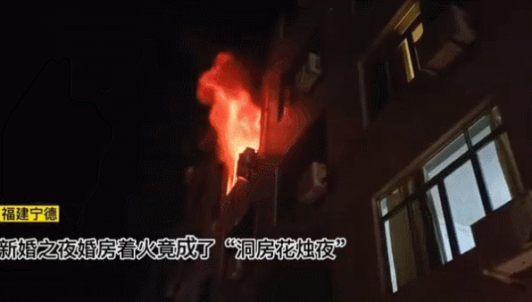 长沙一对情侣吃烛光晚餐，男生低个头的功夫头发瞬间被点燃，女友搞笑灭火-3.jpg