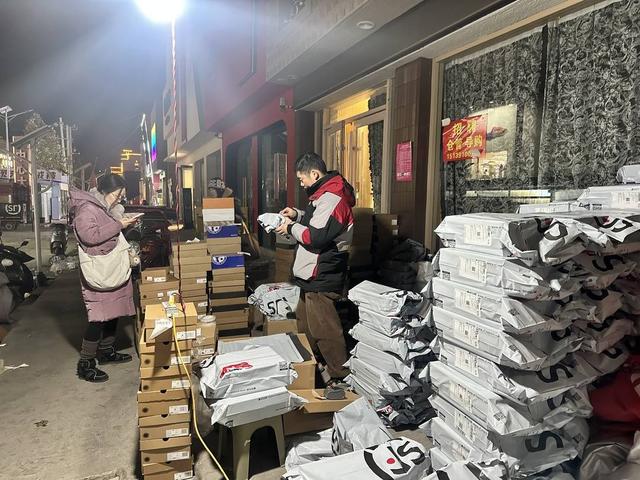 河南桑坡村的AB面：趋之若鹜的代购和满大街的“打假”标语｜封面头条-5.jpg