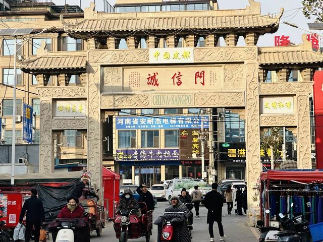 河南桑坡村的AB面：趋之若鹜的代购和满大街的“打假”标语｜封面头条-10.jpg