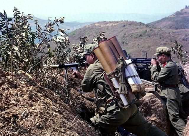 79年，连长给战士们做战前动员：大家不费吹灰之力就可以攻上山头-1.jpg