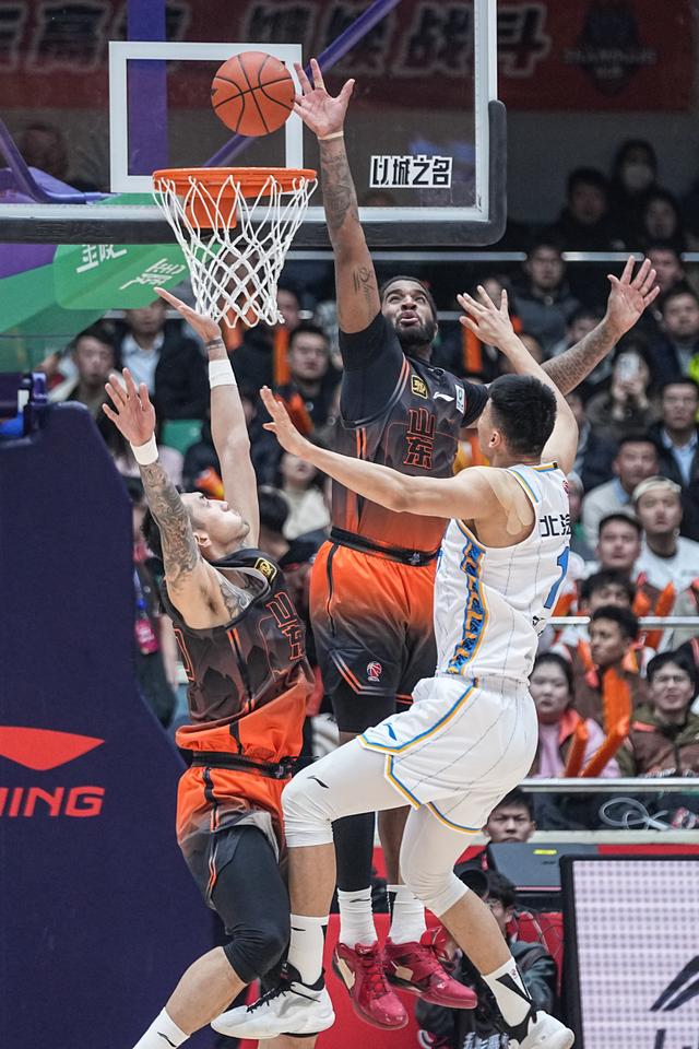 （体育）篮球——CBA常规赛：山东高速胜北京北汽-9.jpg
