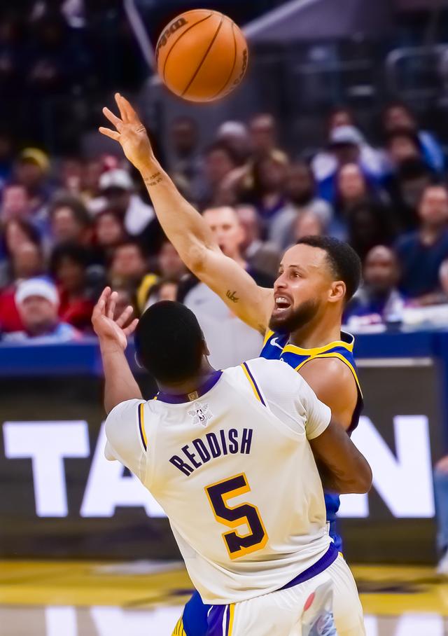 （体育）篮球——NBA常规赛：勇士不敌湖人-3.jpg