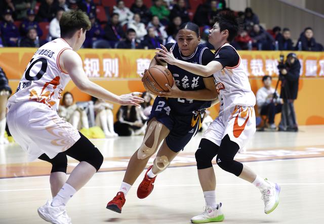 #（体育）篮球——WCBA常规赛：石家庄英励不敌四川蜀道远达-2.jpg