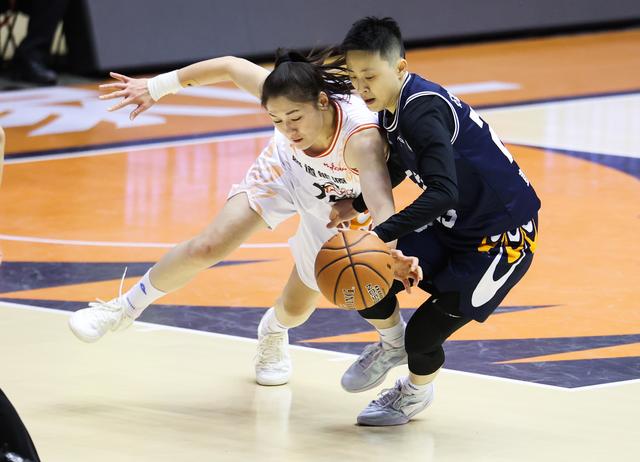 #（体育）篮球——WCBA常规赛：石家庄英励不敌四川蜀道远达-3.jpg