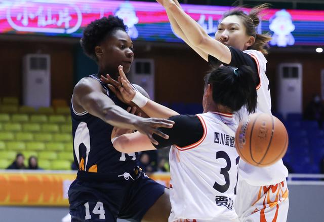 #（体育）篮球——WCBA常规赛：石家庄英励不敌四川蜀道远达-4.jpg