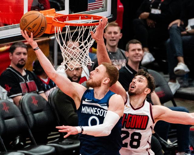 （体育）篮球——NBA常规赛：火箭不敌森林狼-1.jpg