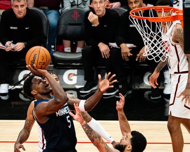 （体育）篮球——NBA常规赛：火箭不敌森林狼-2.jpg