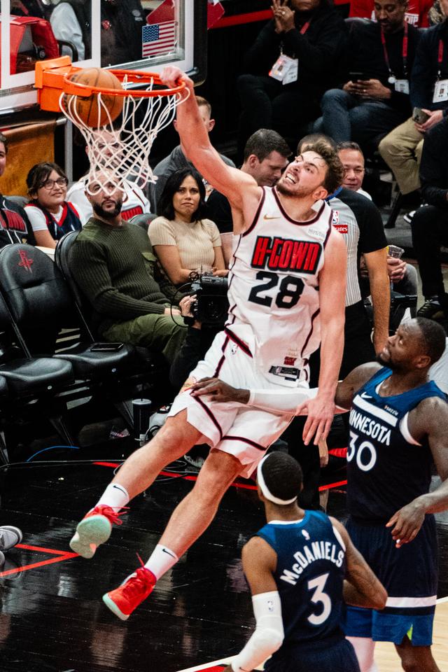 （体育）篮球——NBA常规赛：火箭不敌森林狼-4.jpg