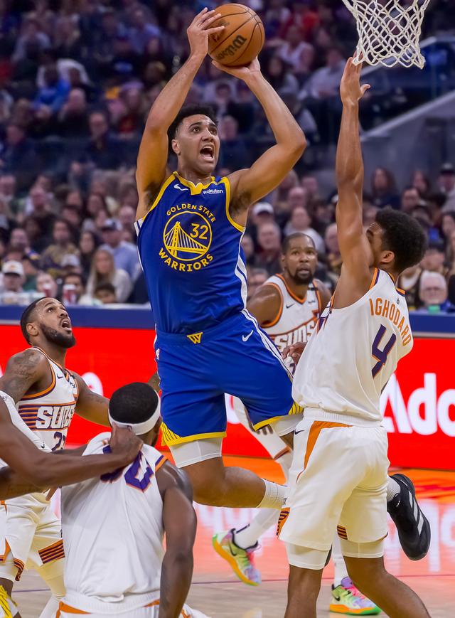 （体育）篮球——NBA常规赛：勇士胜太阳-1.jpg