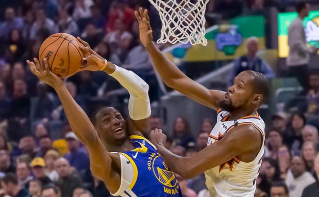 （体育）篮球——NBA常规赛：勇士胜太阳-2.jpg