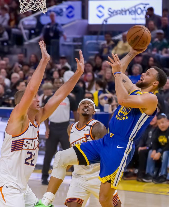 （体育）篮球——NBA常规赛：勇士胜太阳-4.jpg