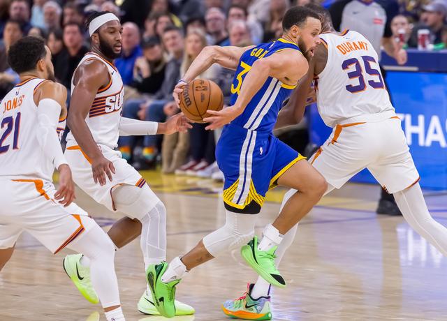（体育）篮球——NBA常规赛：勇士胜太阳-6.jpg