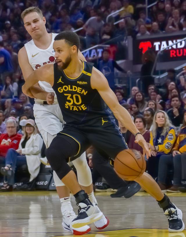 （体育）篮球——NBA常规赛：勇士不敌骑士-1.jpg