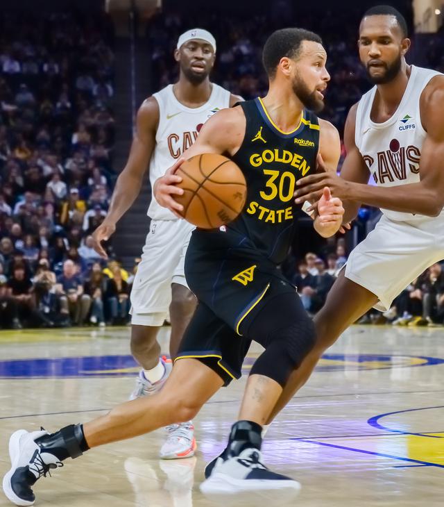 （体育）篮球——NBA常规赛：勇士不敌骑士-3.jpg