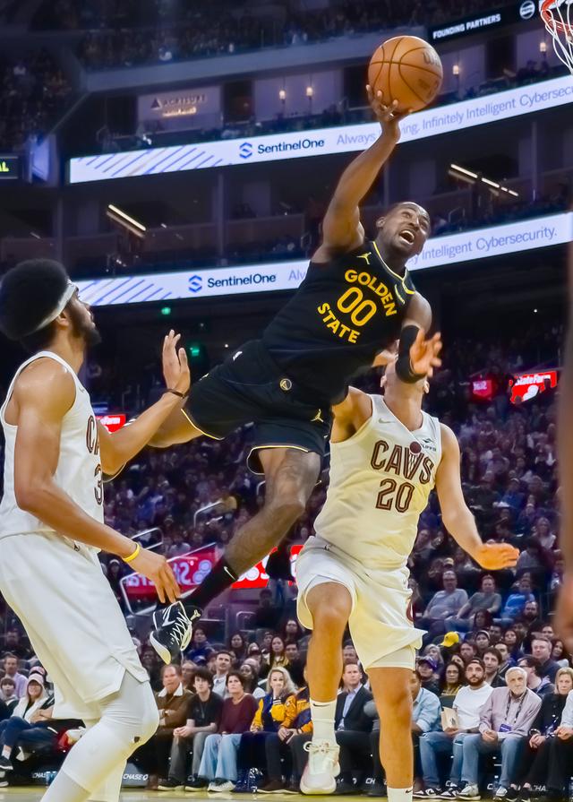 （体育）篮球——NBA常规赛：勇士不敌骑士-5.jpg