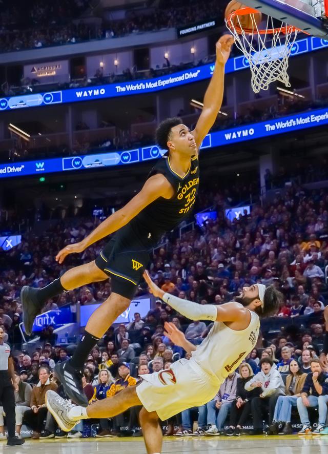 （体育）篮球——NBA常规赛：勇士不敌骑士-7.jpg