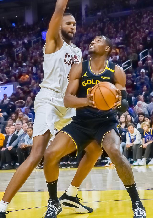 （体育）篮球——NBA常规赛：勇士不敌骑士-8.jpg