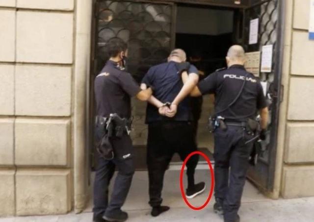 加拿大笨贼骑车抢银行，钱没抢到，车还被偷了，这不尴尬了么-5.jpg