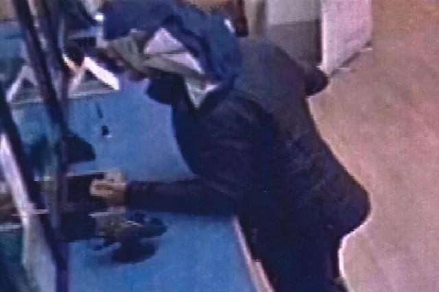 加拿大笨贼骑车抢银行，钱没抢到，车还被偷了，这不尴尬了么-7.jpg