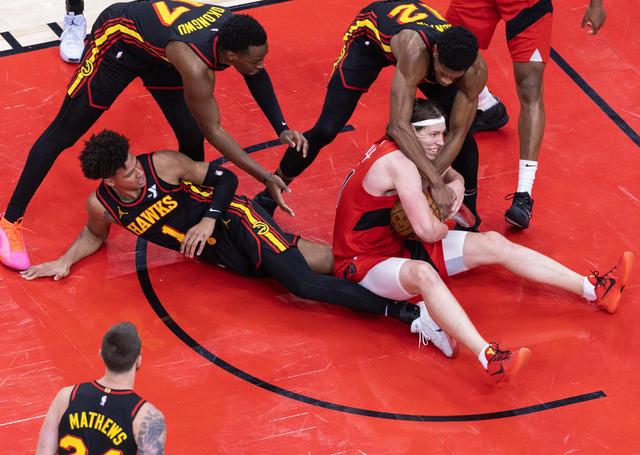 （体育）篮球——NBA常规赛：猛龙不敌老鹰-8.jpg
